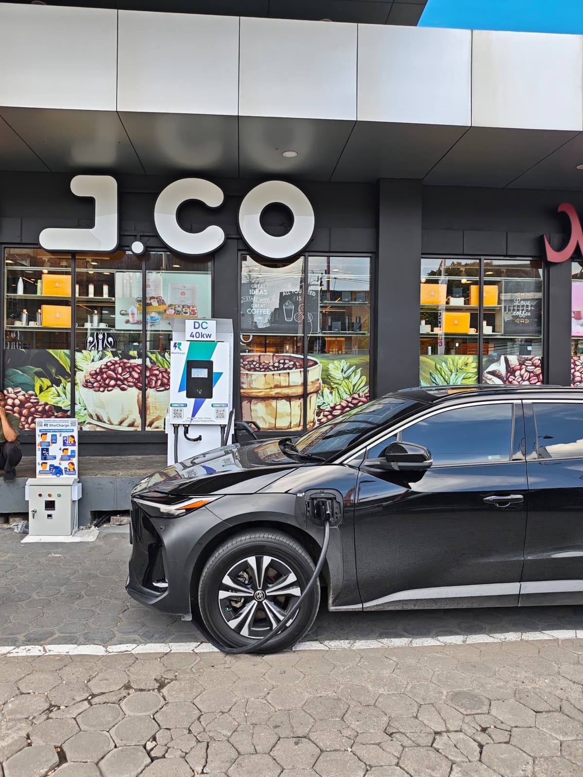 Mobil listrik sedang mengisi daya di charger RheCharge WTC Jambi